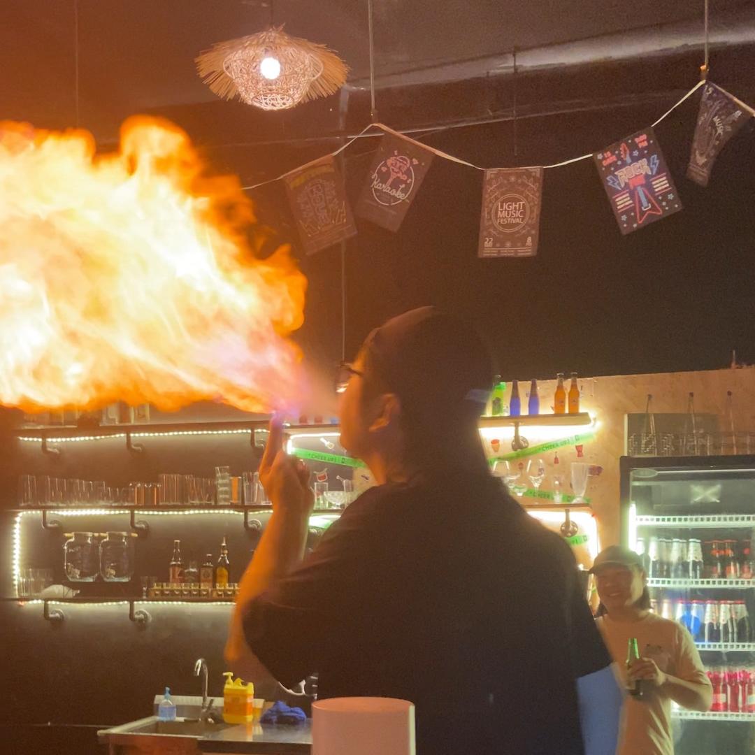 开酒吧的贝斯手