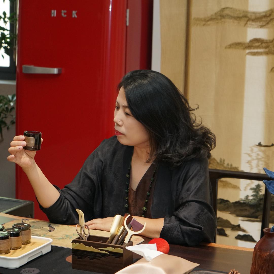 哗世达菲服装定制燕子