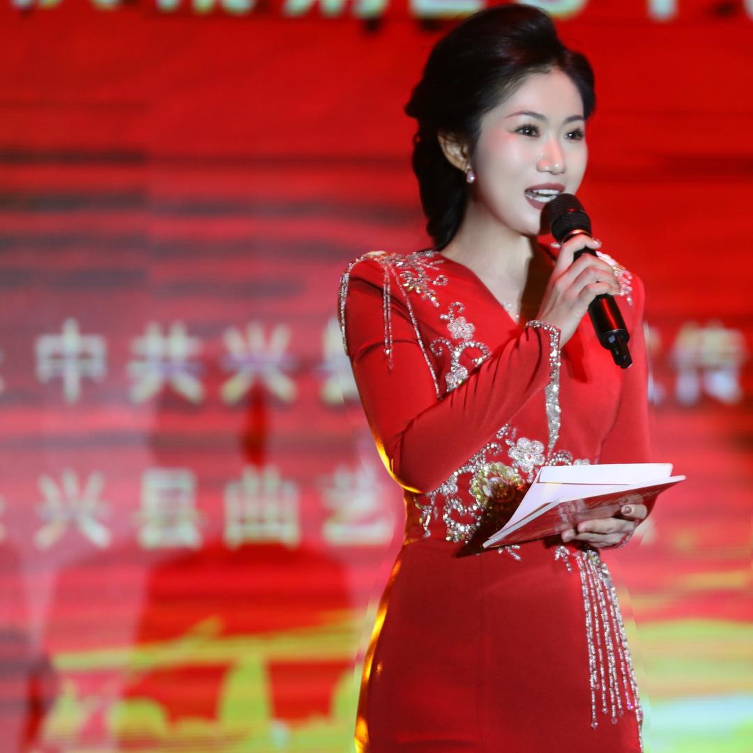 是一只很努力的小坚果