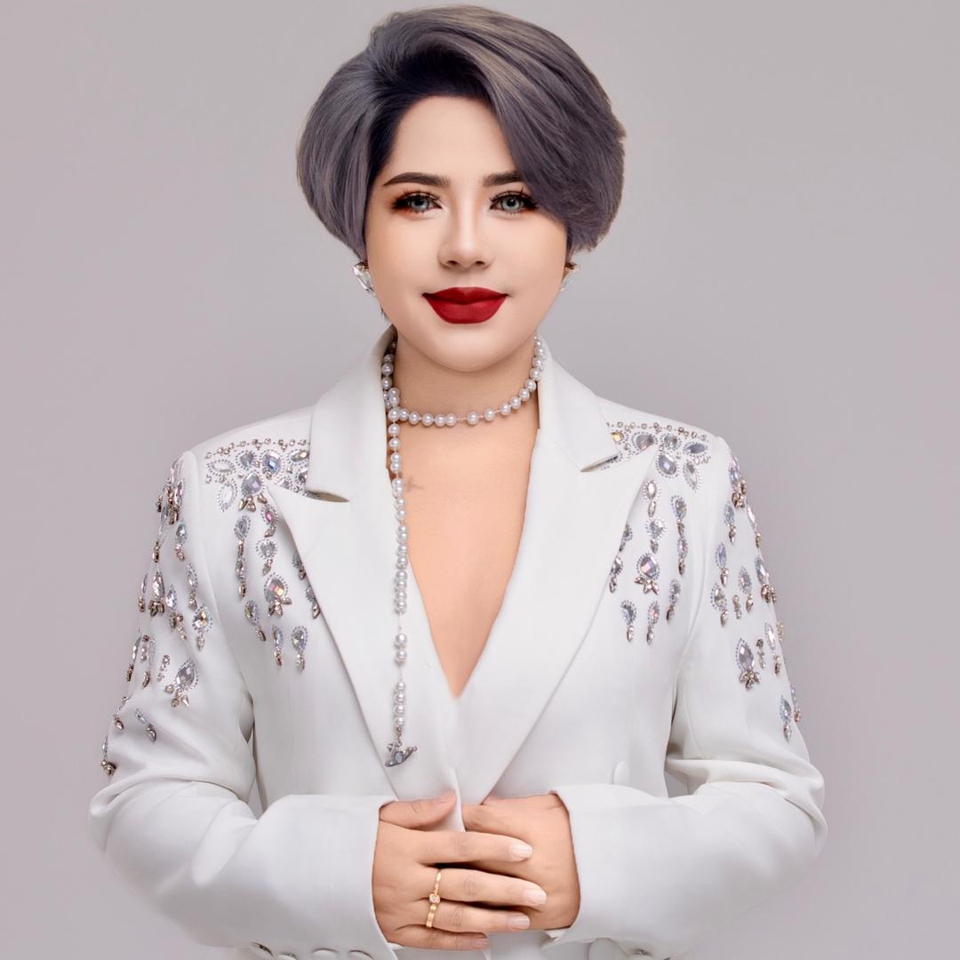 喀什市萨克斯婚纱美妆馆创始人～艾丽曼老师