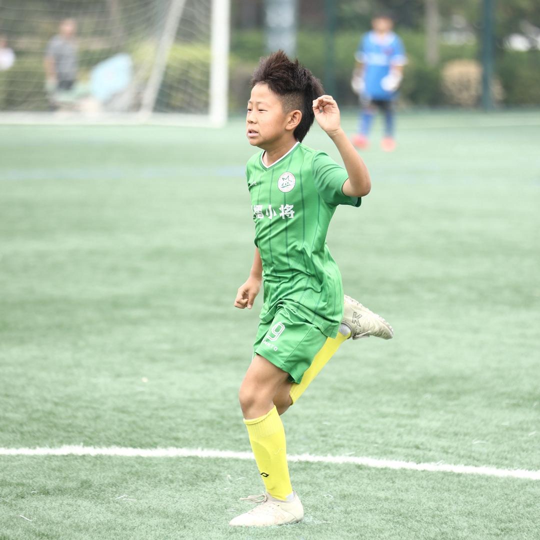 小檀爱踢球