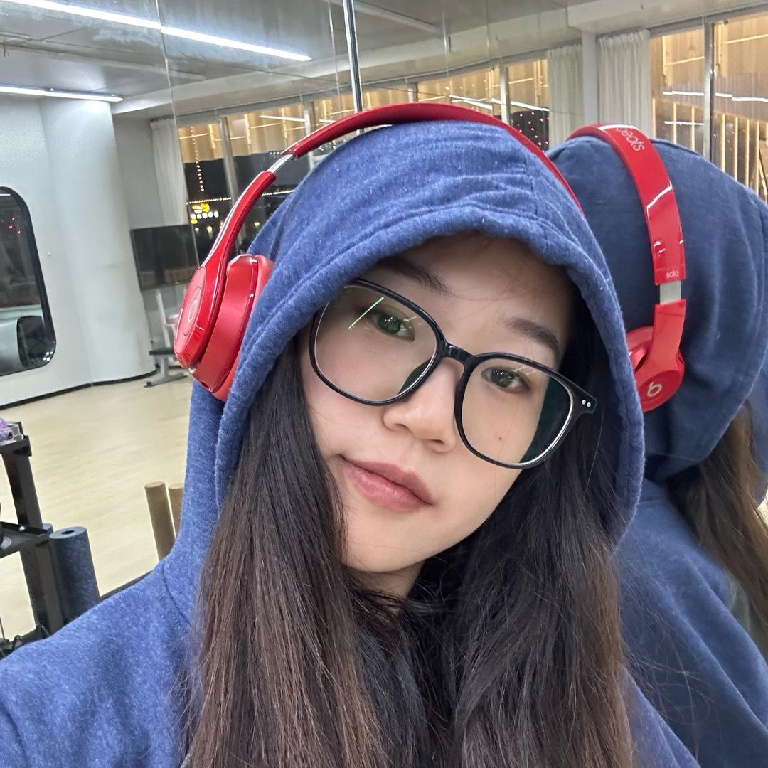 戴眼镜的妹妹