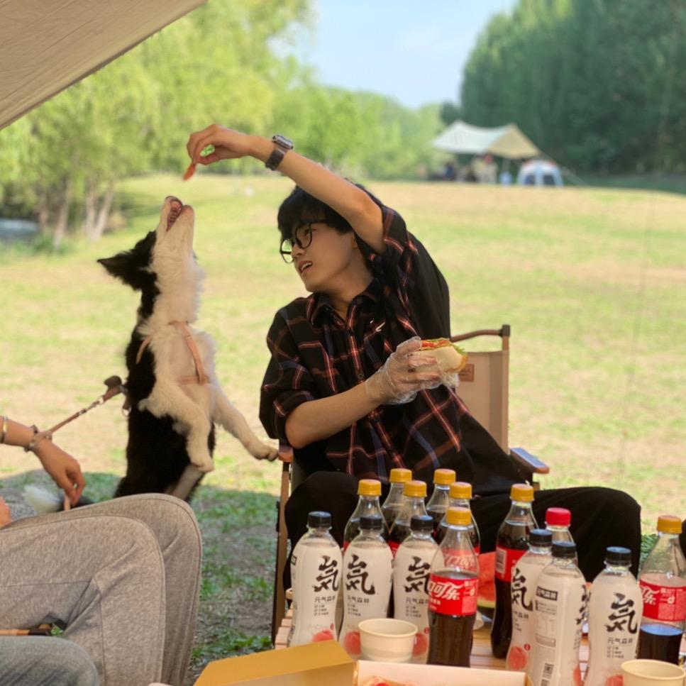 小宇到处吃喝玩乐