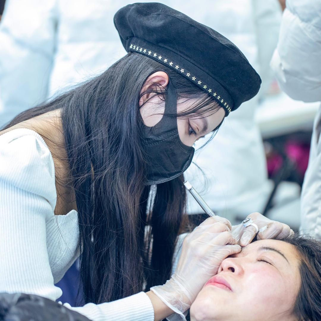 望都做眉毛的薛老板