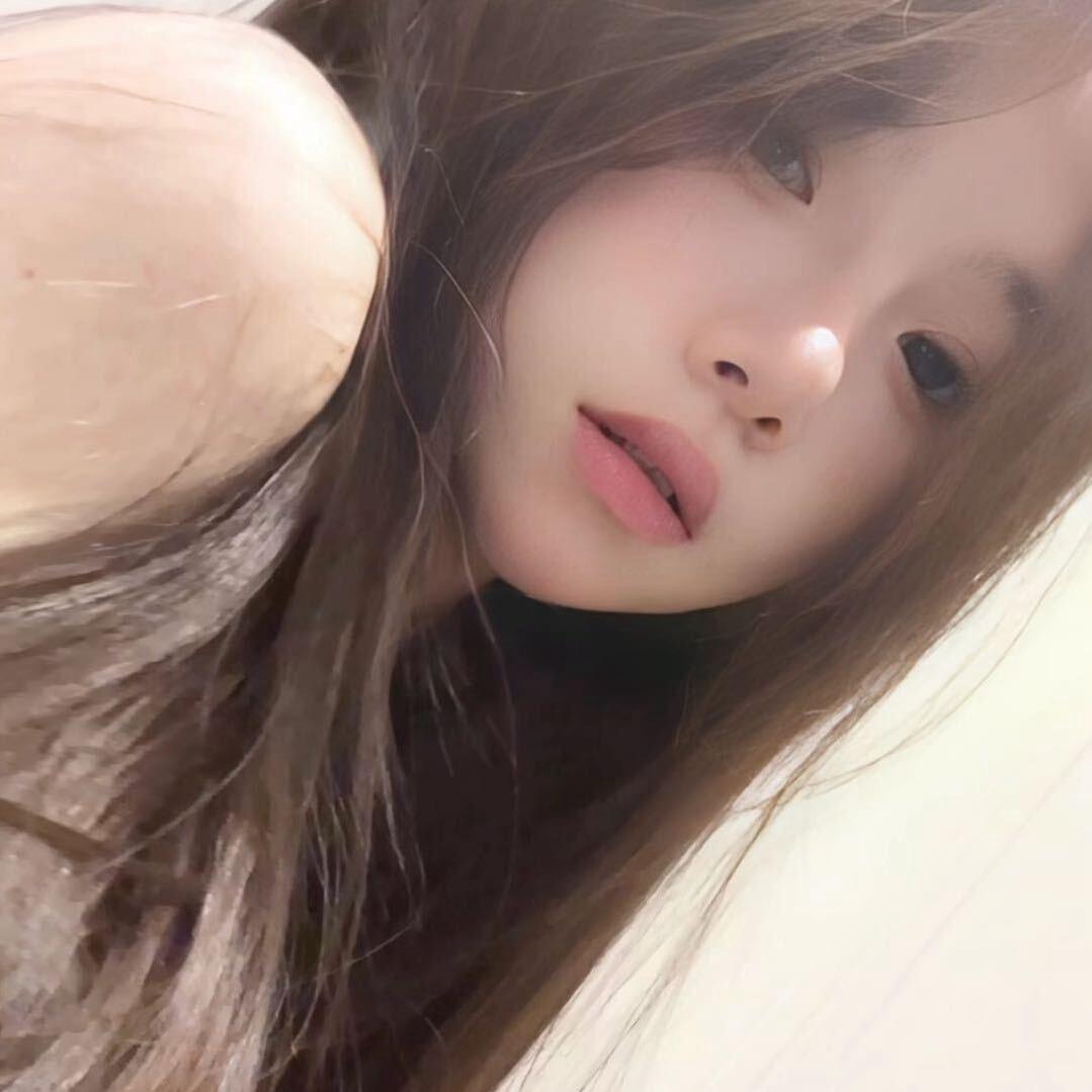 默默.