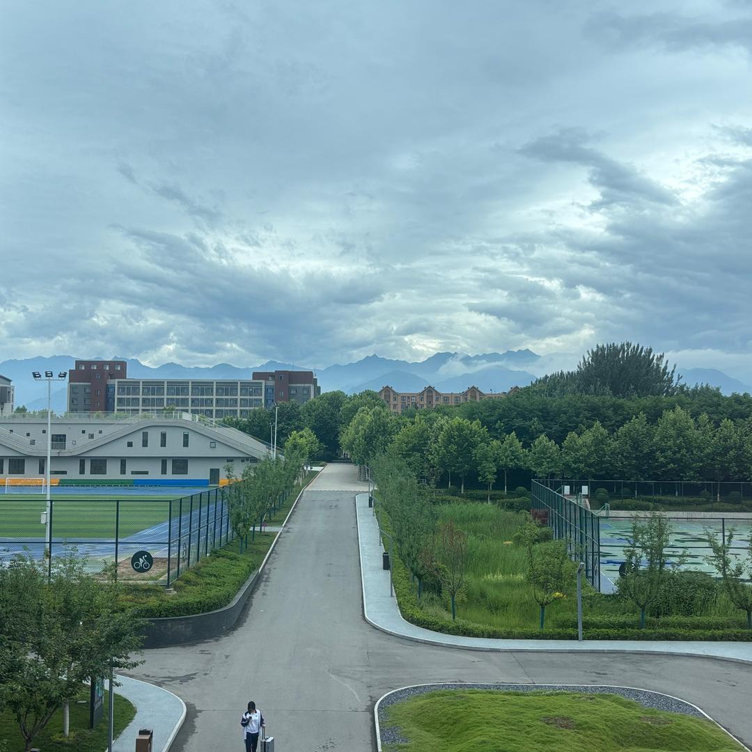 现代综合高中小黄老师