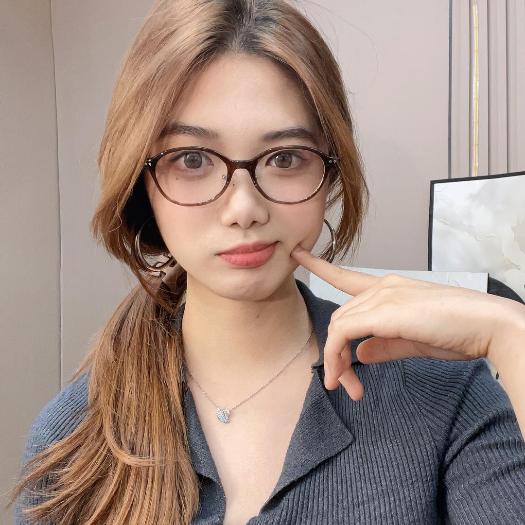 00后女大的眼镜厂