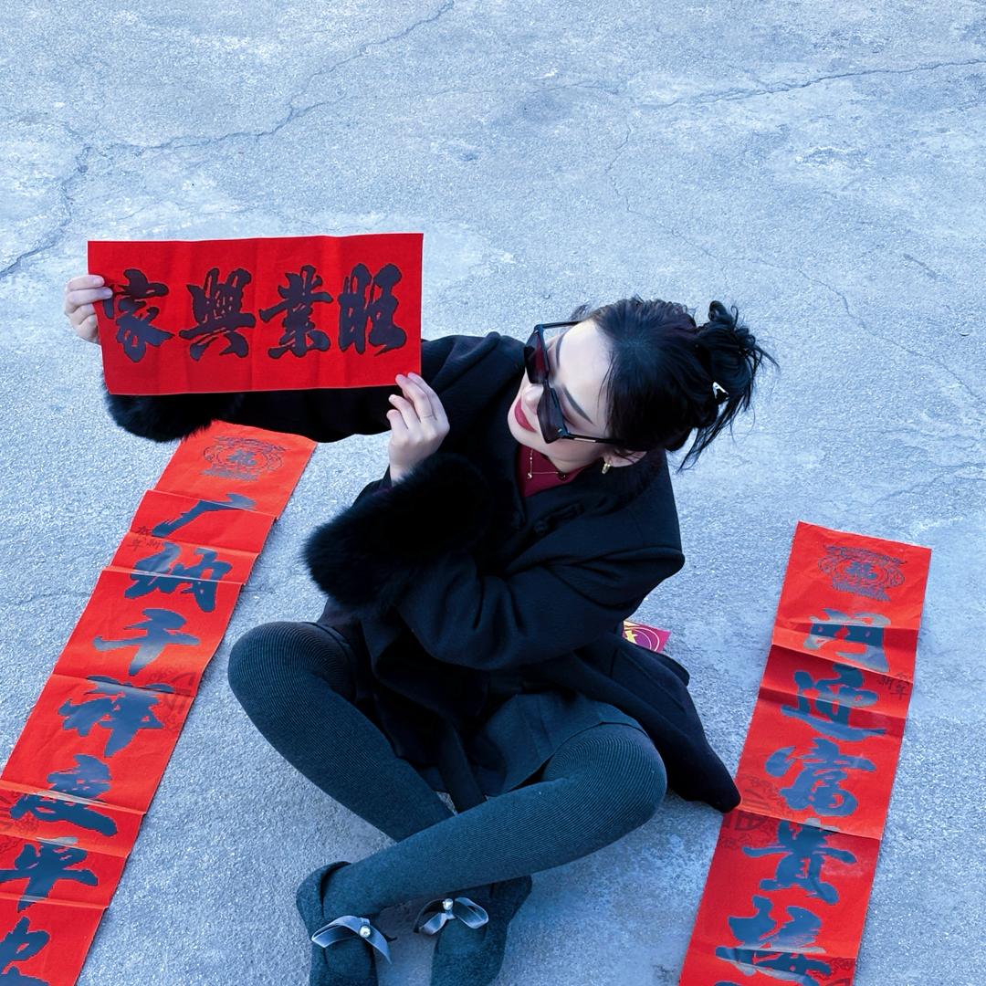 @.主持人 · 徐佳