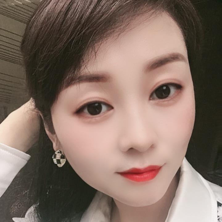 会笑的眼睛真美