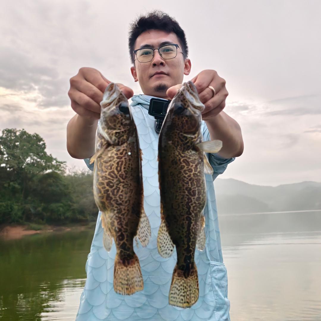 胡子钓鱼要认真