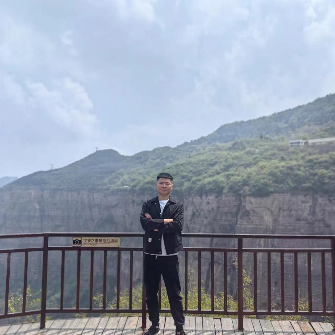 东东.