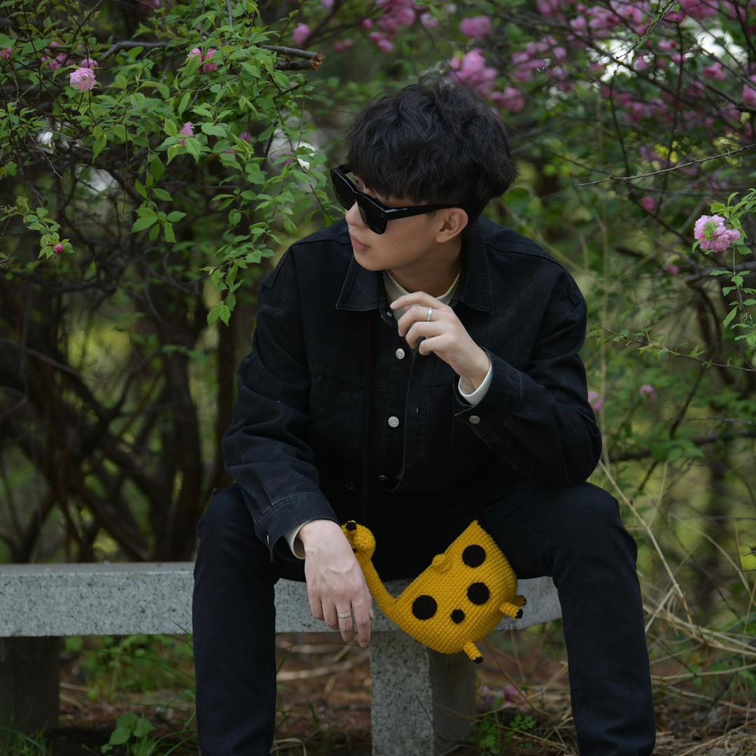 彳亍。
