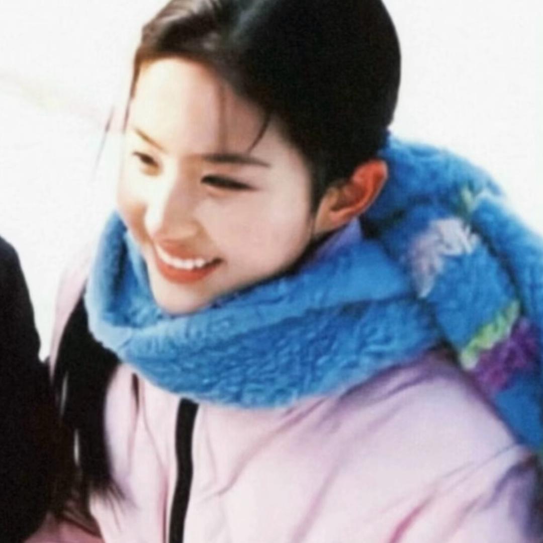 连告别都单手插兜的女人