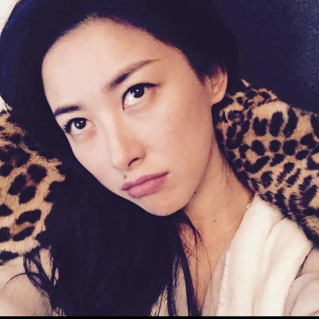 连告别都双手插兜的女人