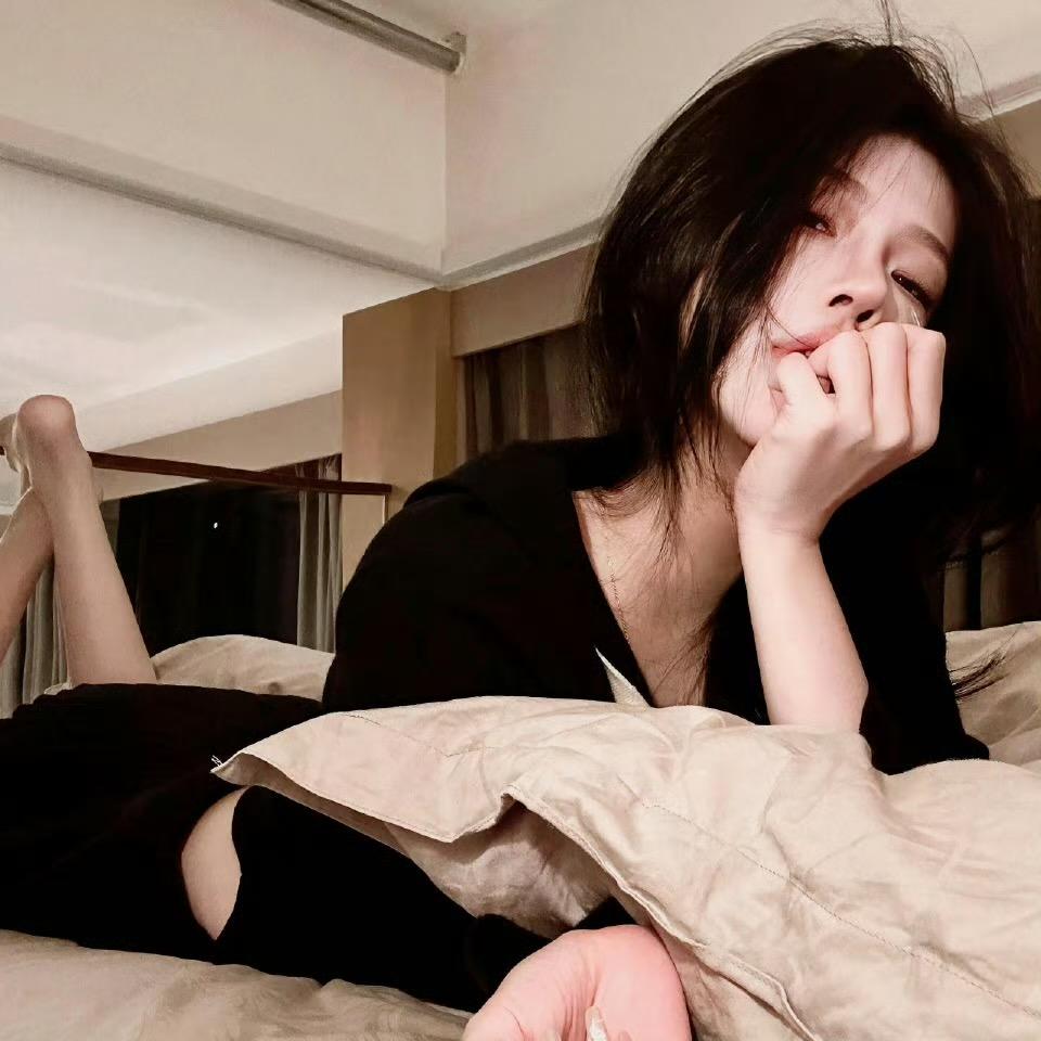 连告别都双手插兜的女人