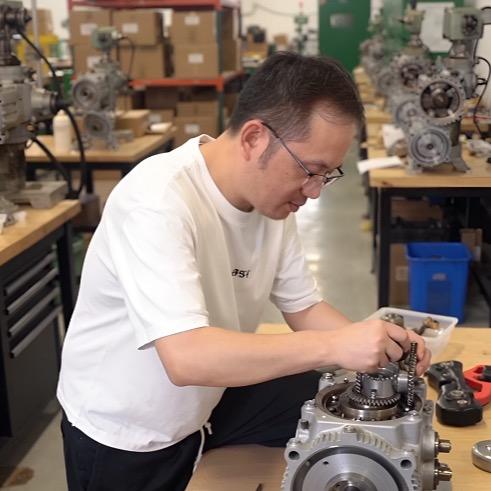 扎根制造业的牛马荣