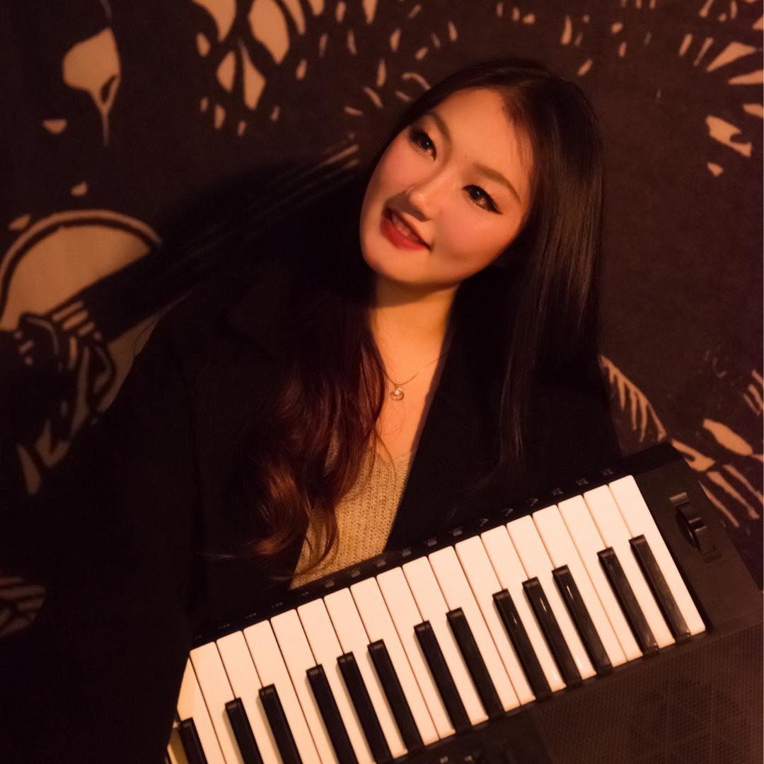 灵通现代钢琴彭笑薇老师