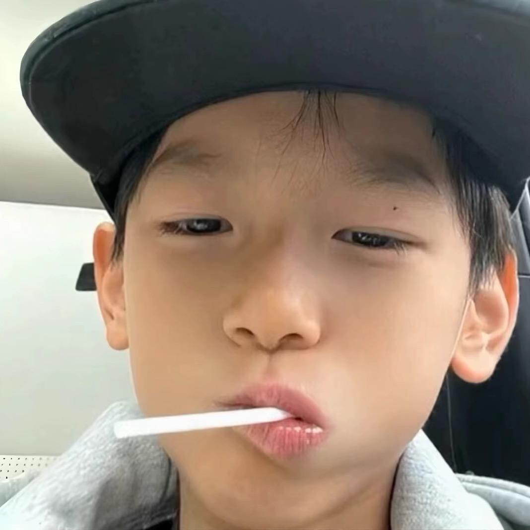 小孩吃糖
