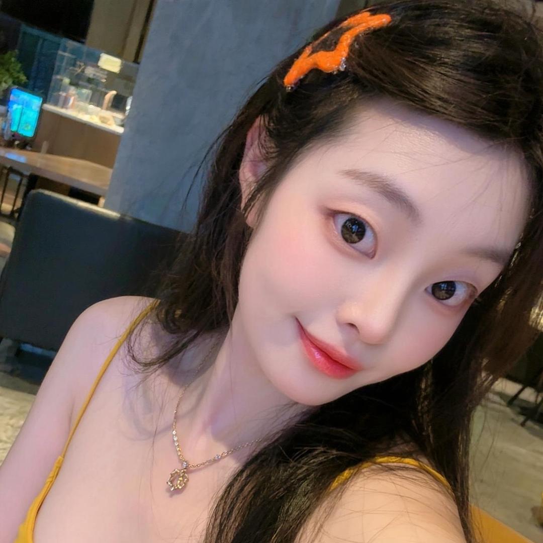 王 小 琴