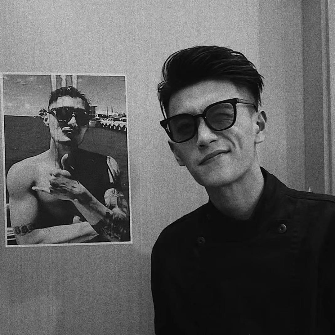 李董.
