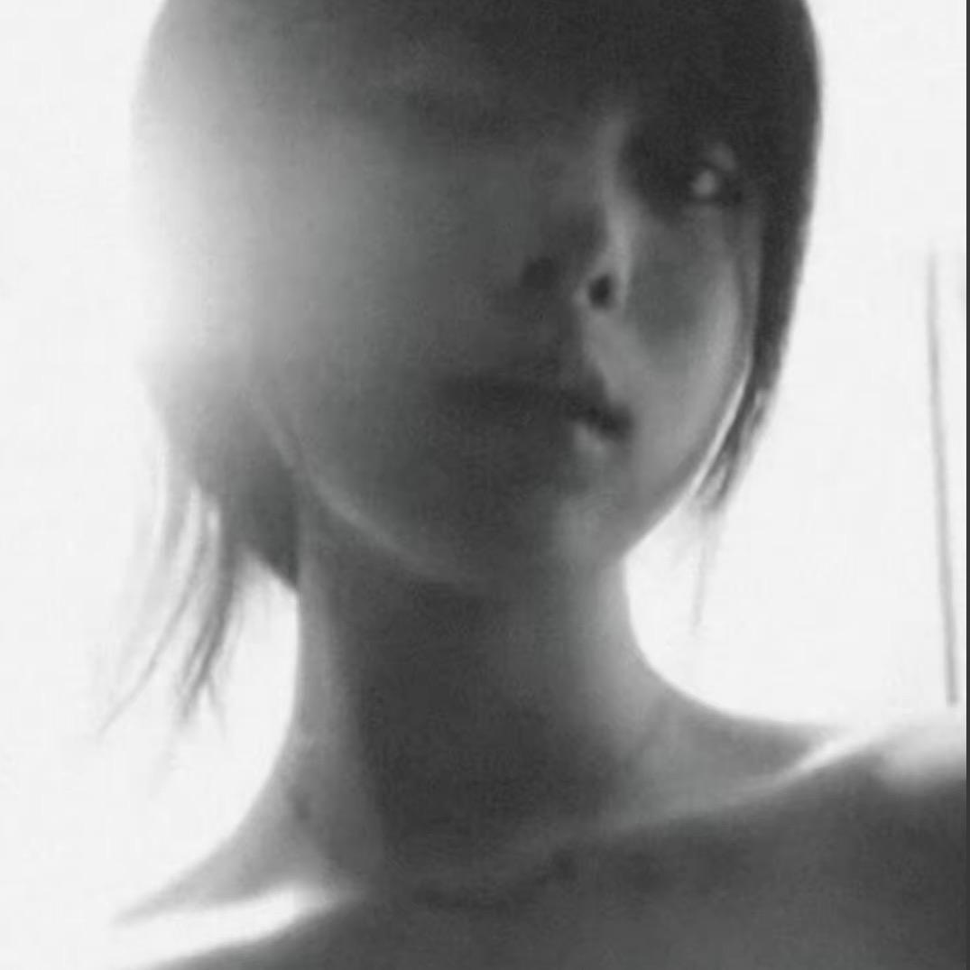 芸  .  .