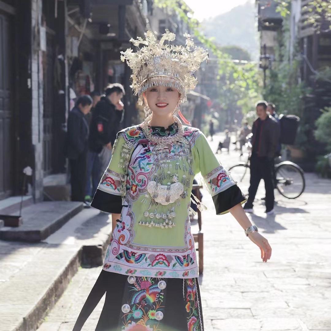 万事兴龙女士