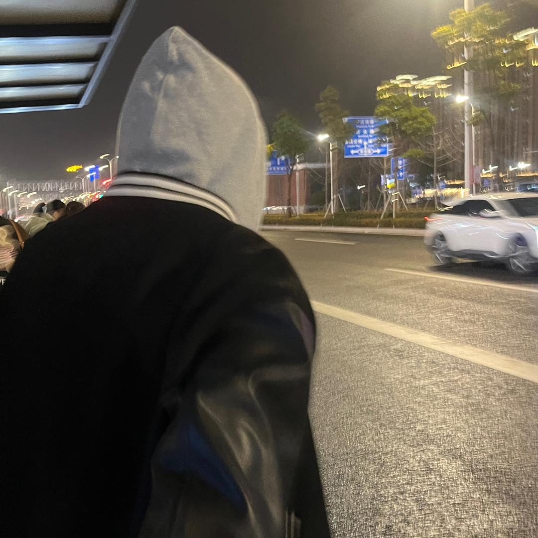 犯困小狗.