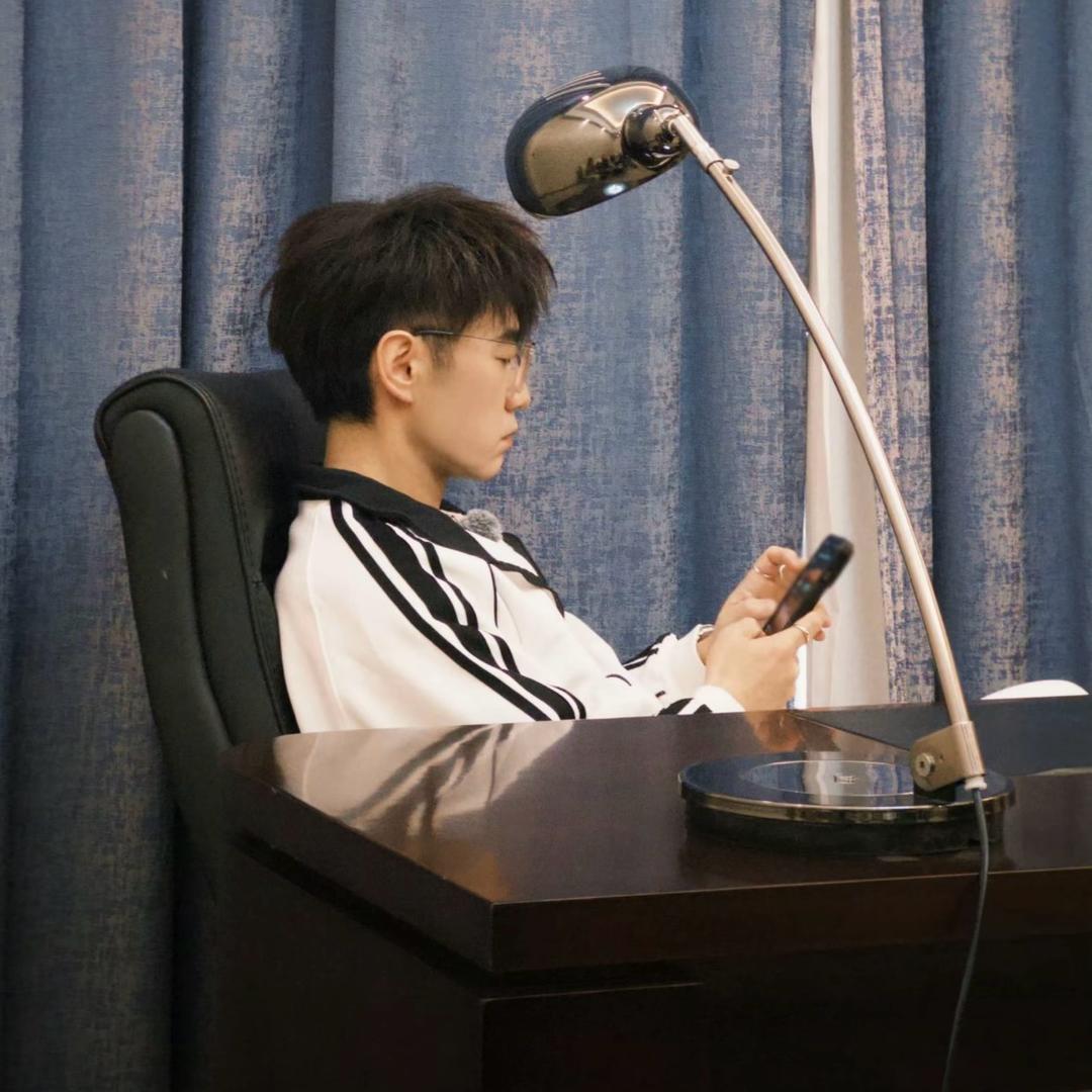 李晗薇.（见过王铮亮版）