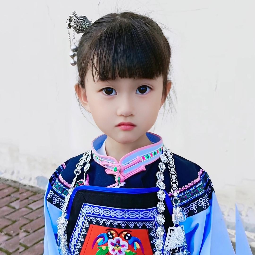 小妍宝布依族