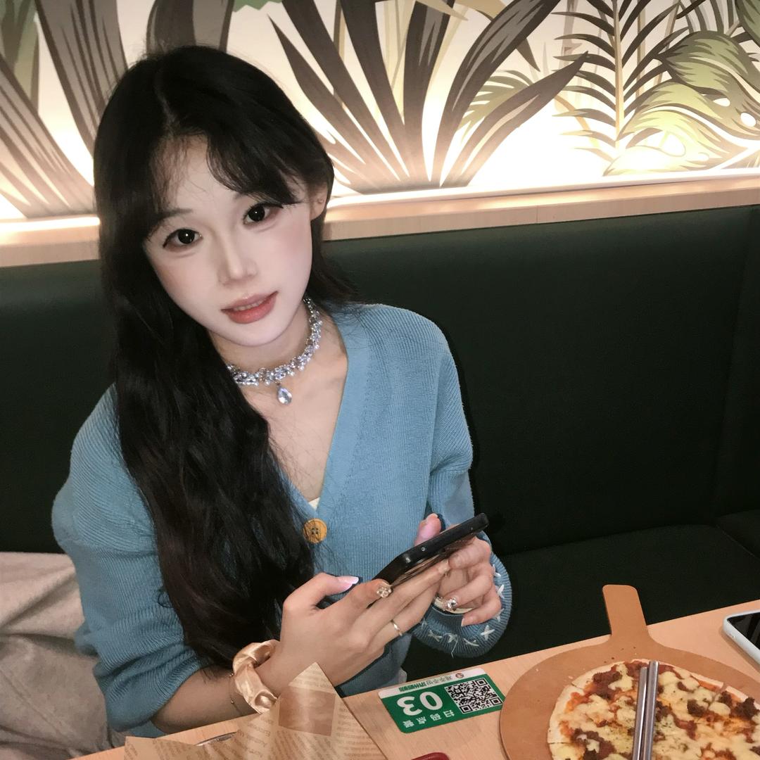 爱吃鸡爪的小婷