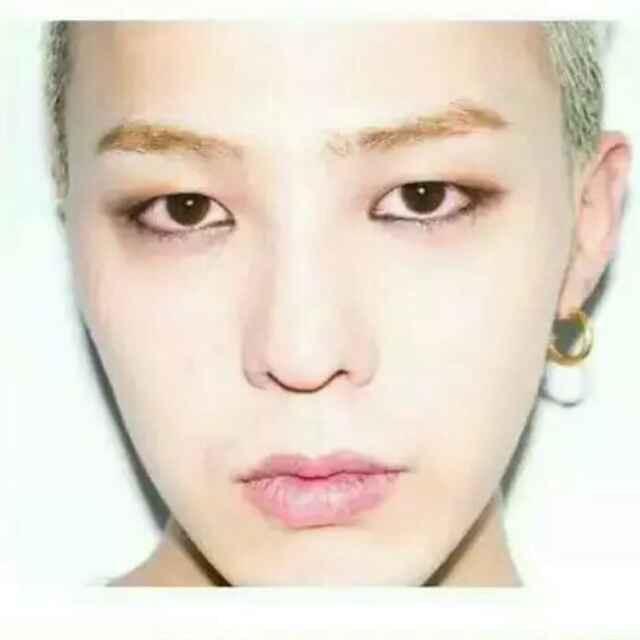 侓