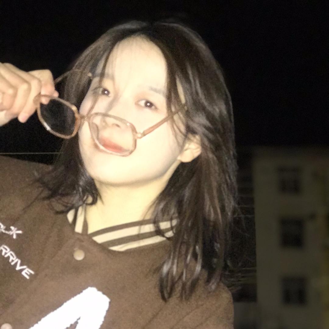 H君