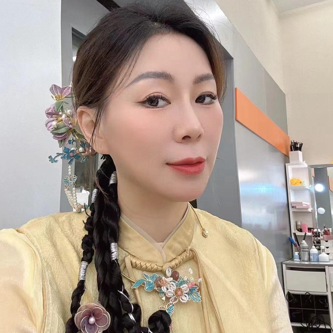 泳池刘三姐