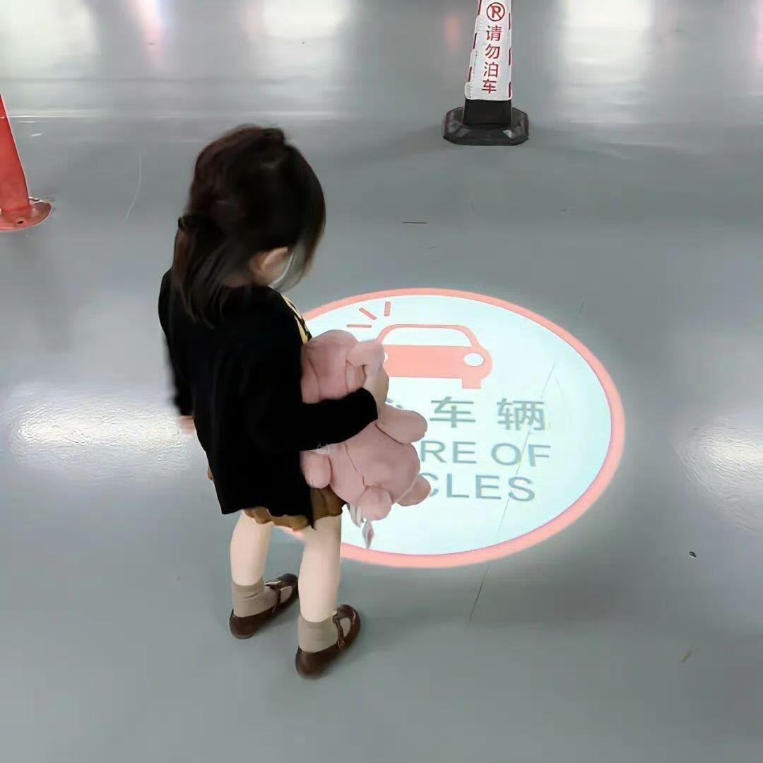 落落.