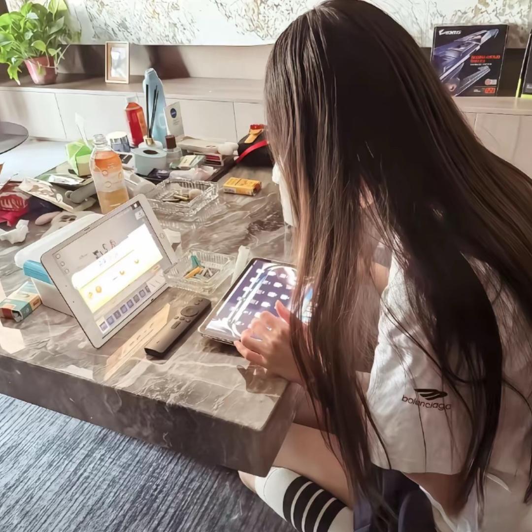 纯情忧郁霸总爱上性感大蟑螂
