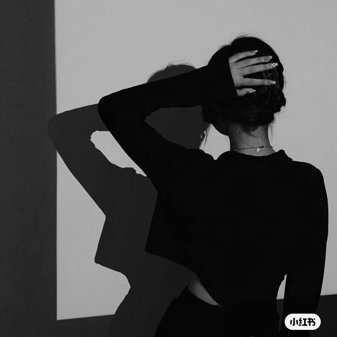 对方正在长头发