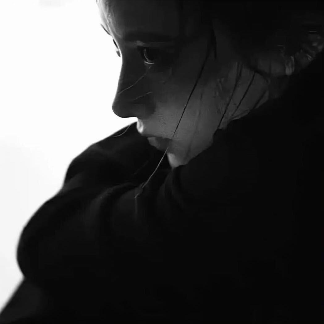 背过手