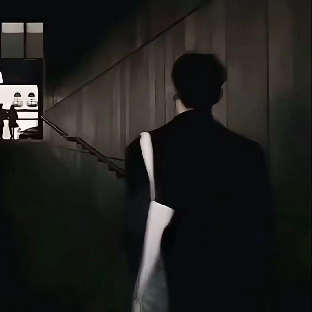 路过的狗都踹两脚