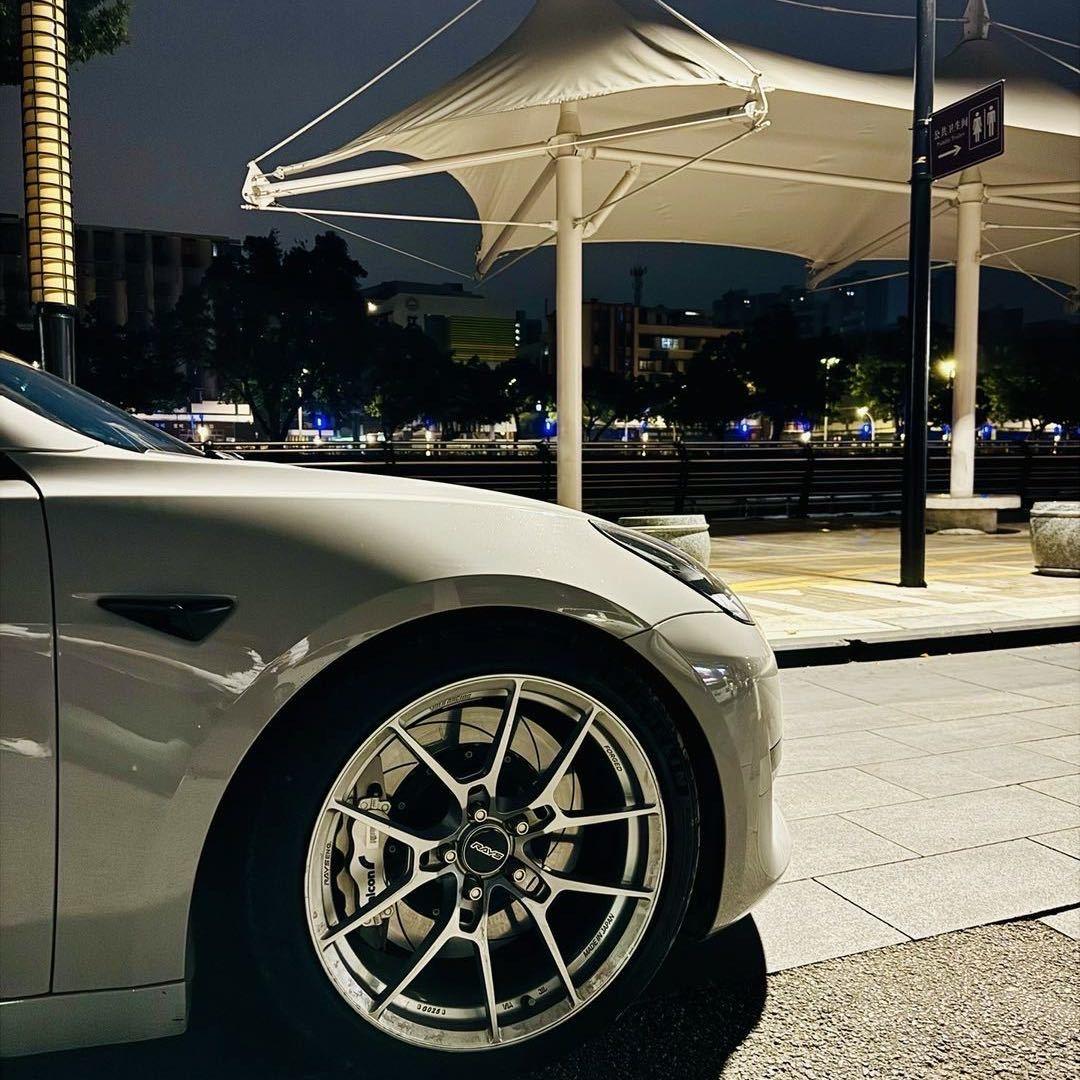 格林納噠揸住茶煲咖啡食緊曲奇餅