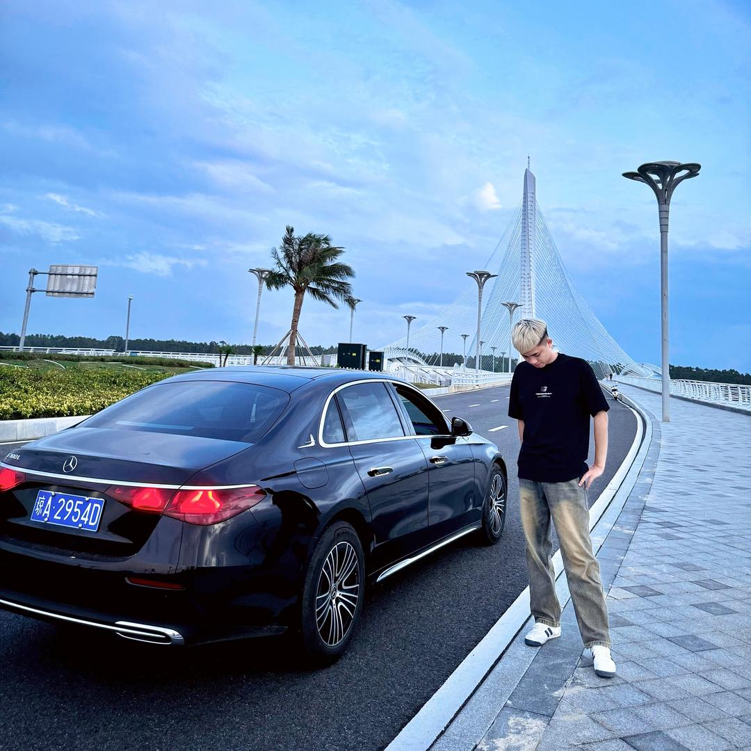 比钻石还闪亮的男人