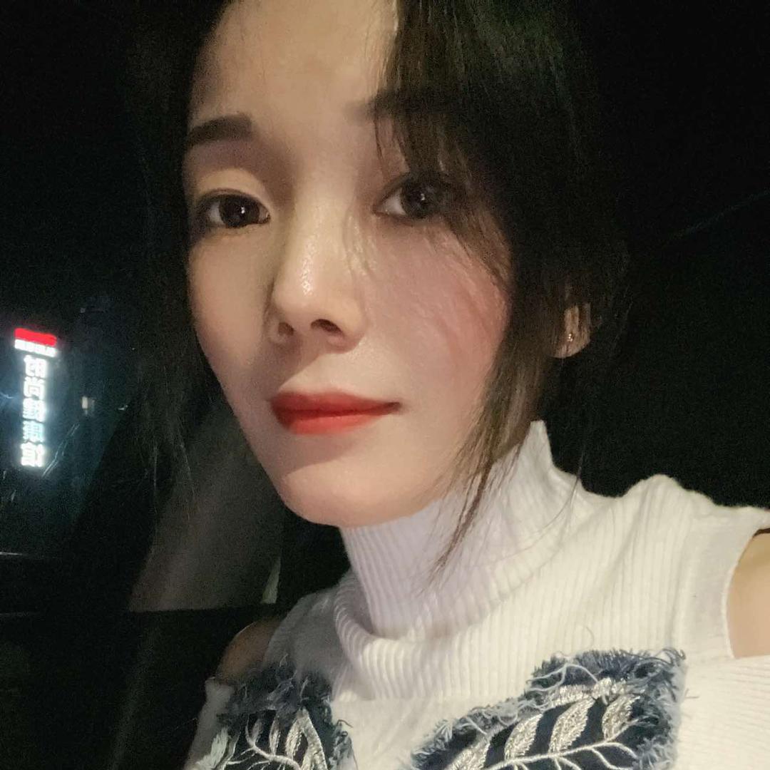 穿西装的小女孩