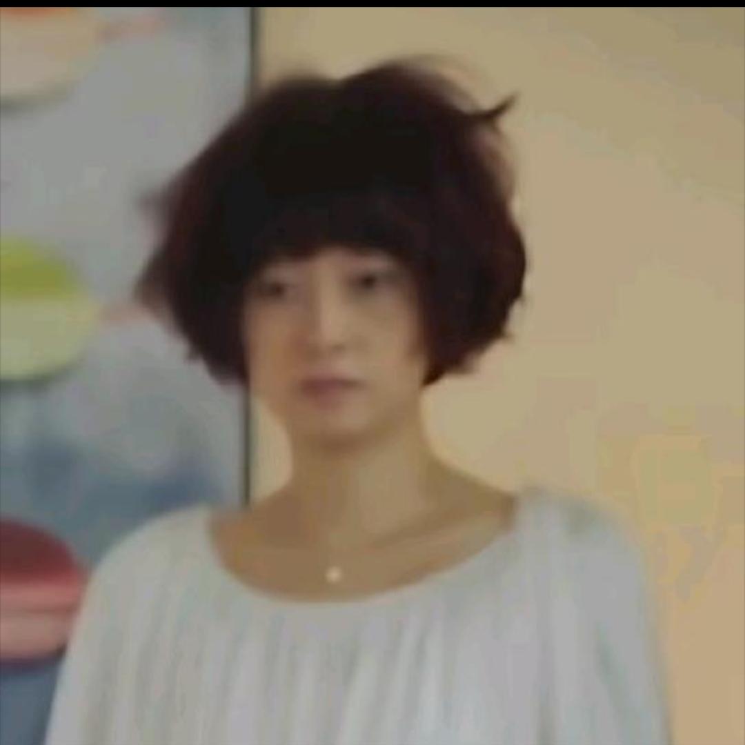 一朵风中摇曳的水仙花