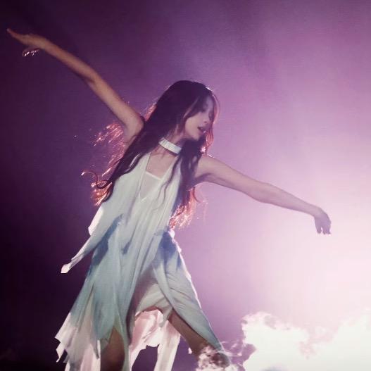 晴天下的麦小雯