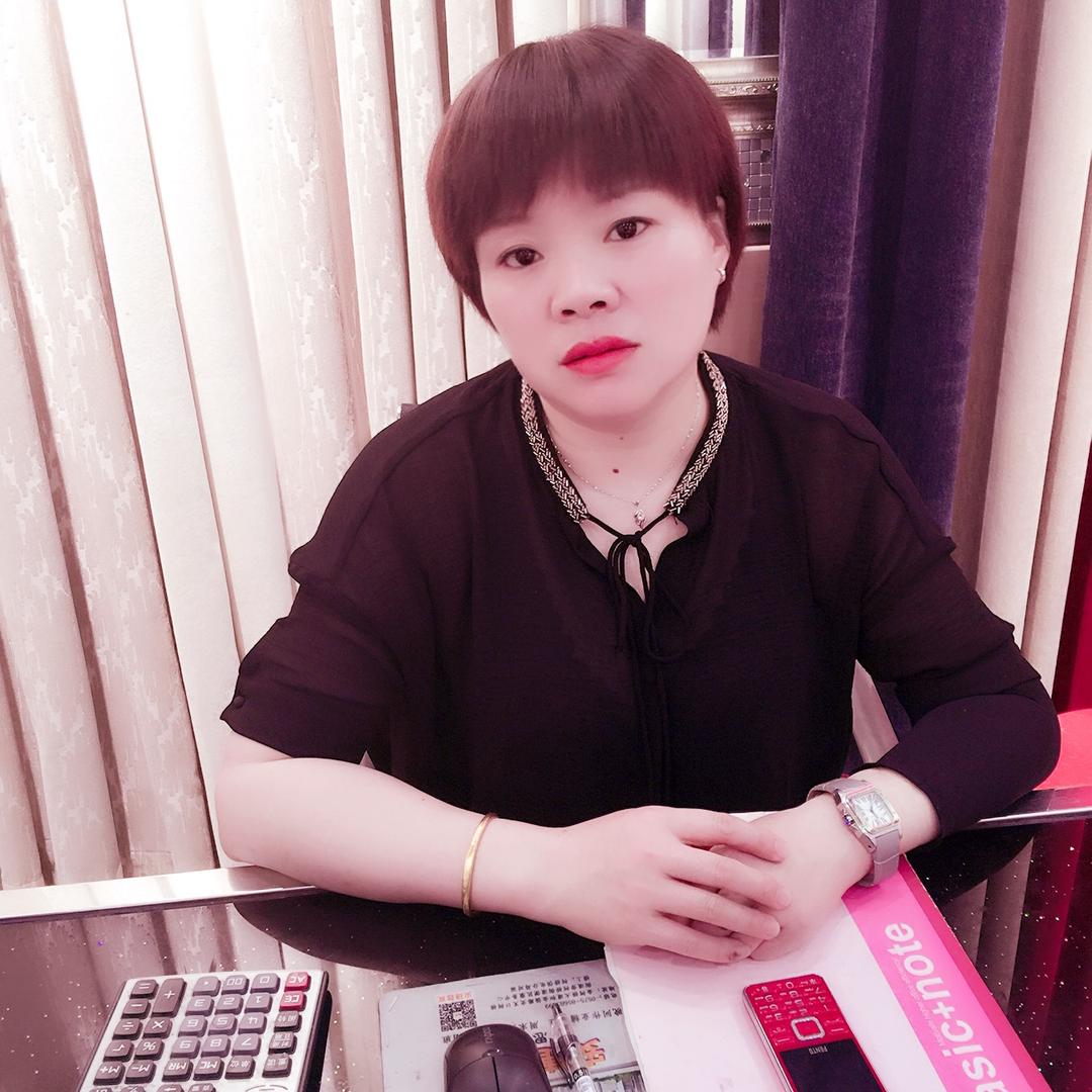 小红窗帘、墙布、壁炉