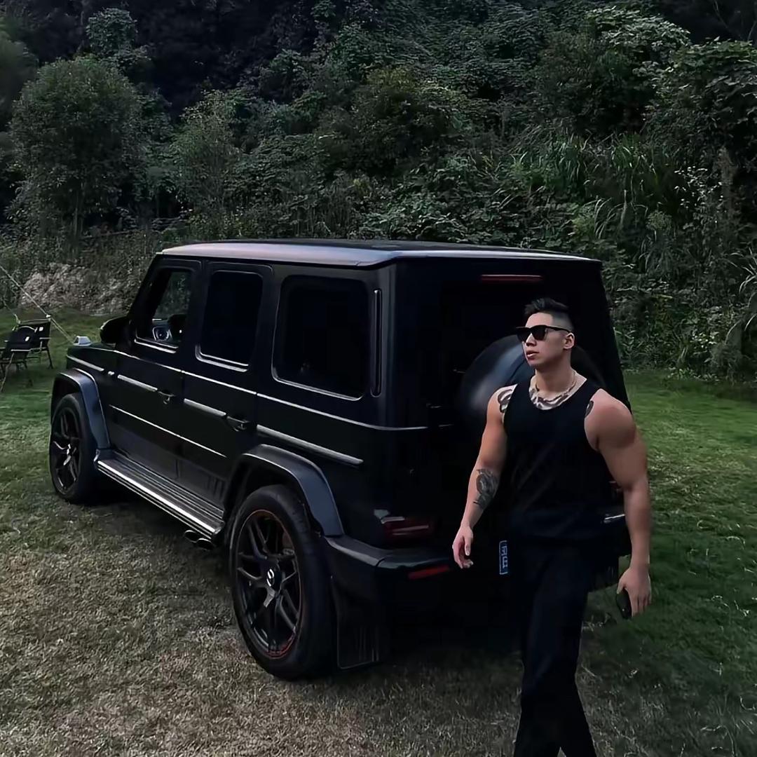 🚶.
