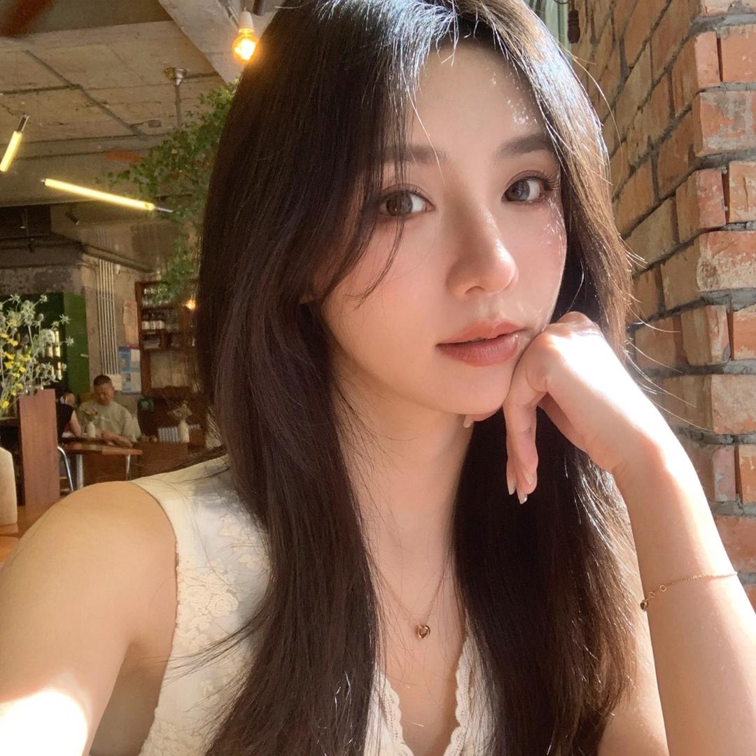 小羊摘草莓
