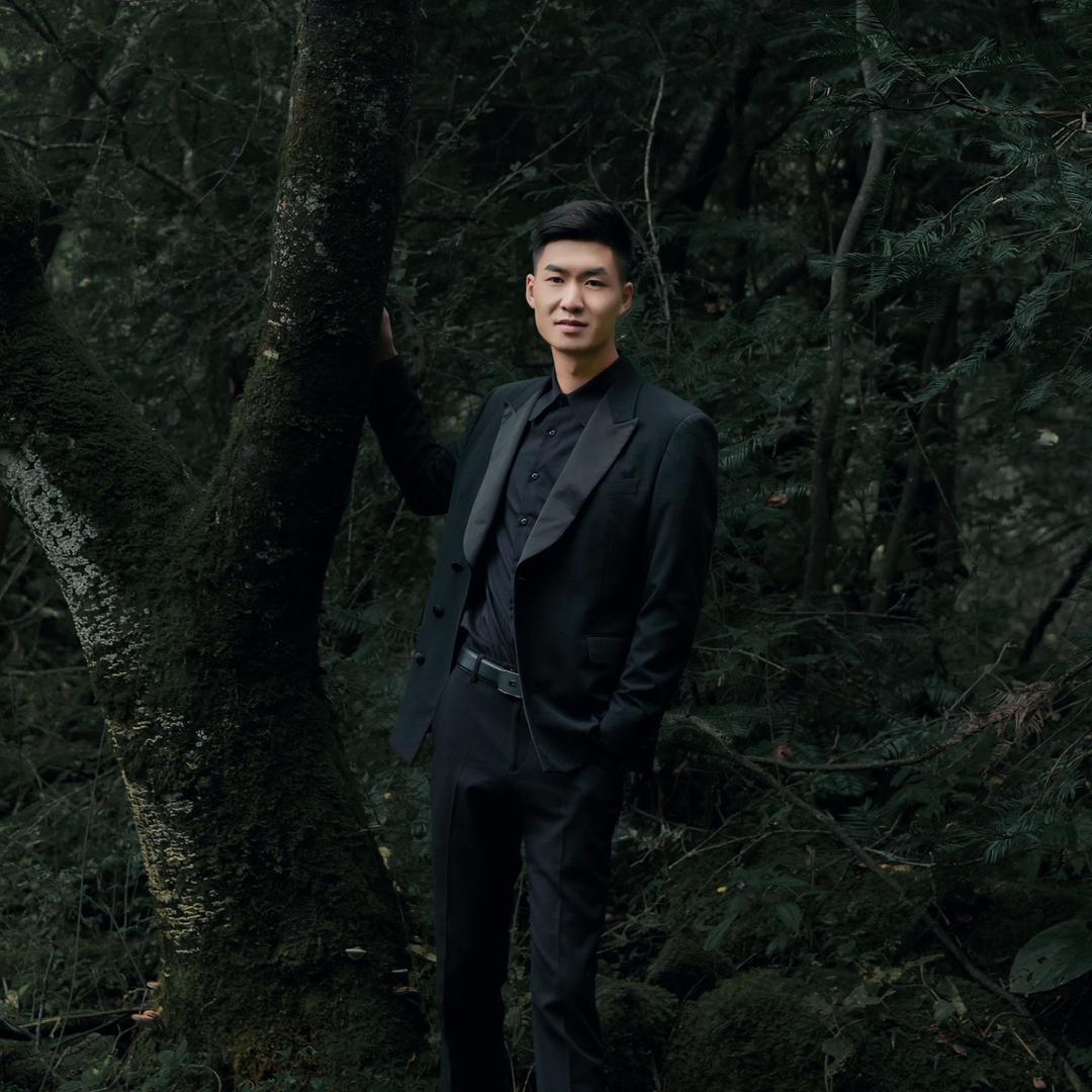 强颜欢笑  尽是伤