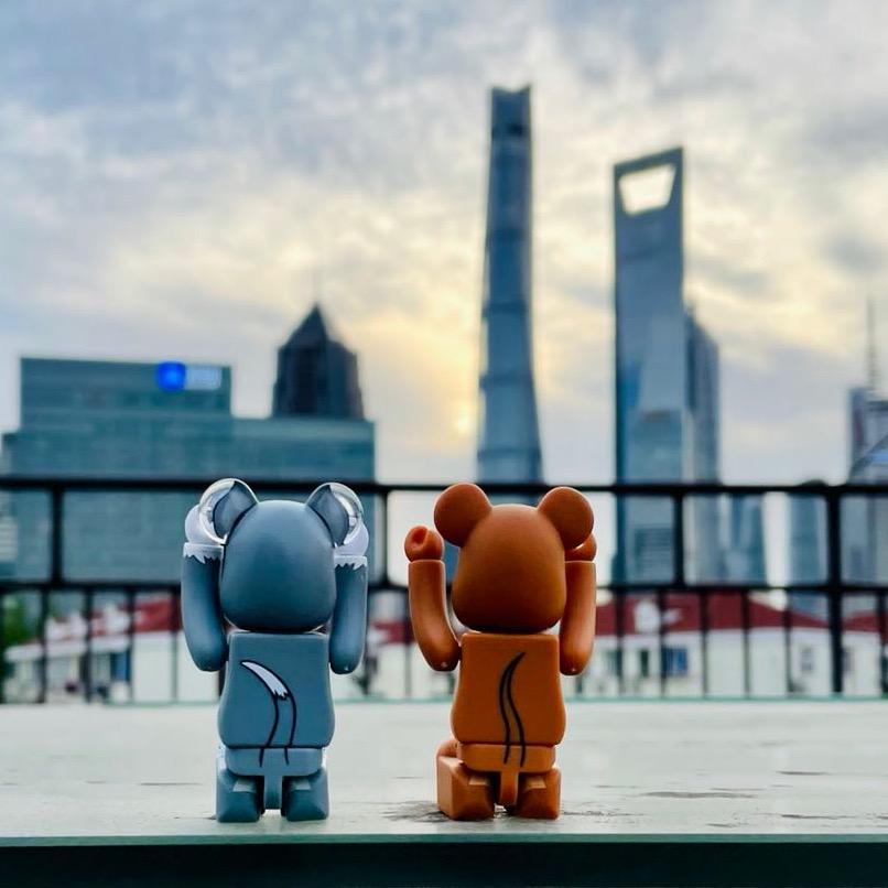 戴墨镜的小熊老师