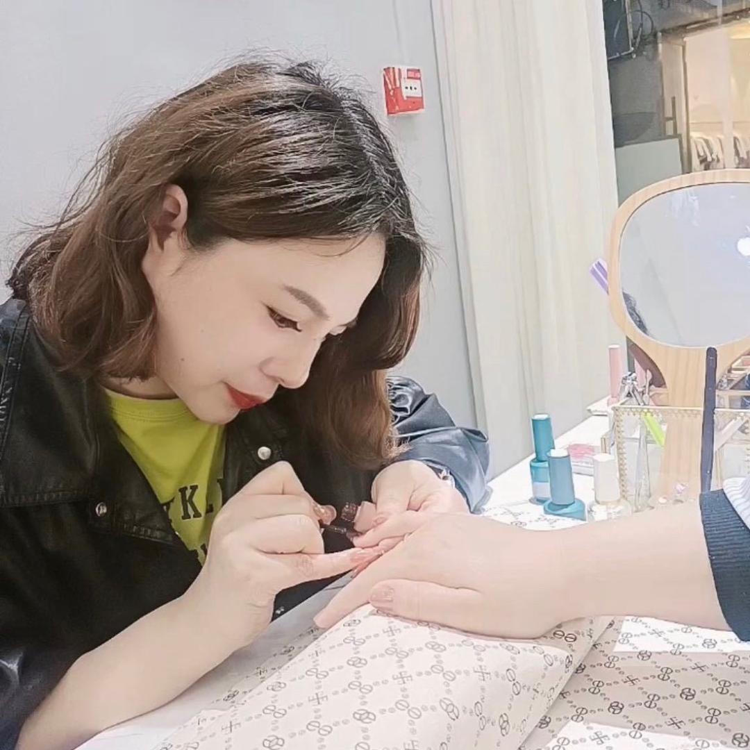 仙桃做美甲得桃子