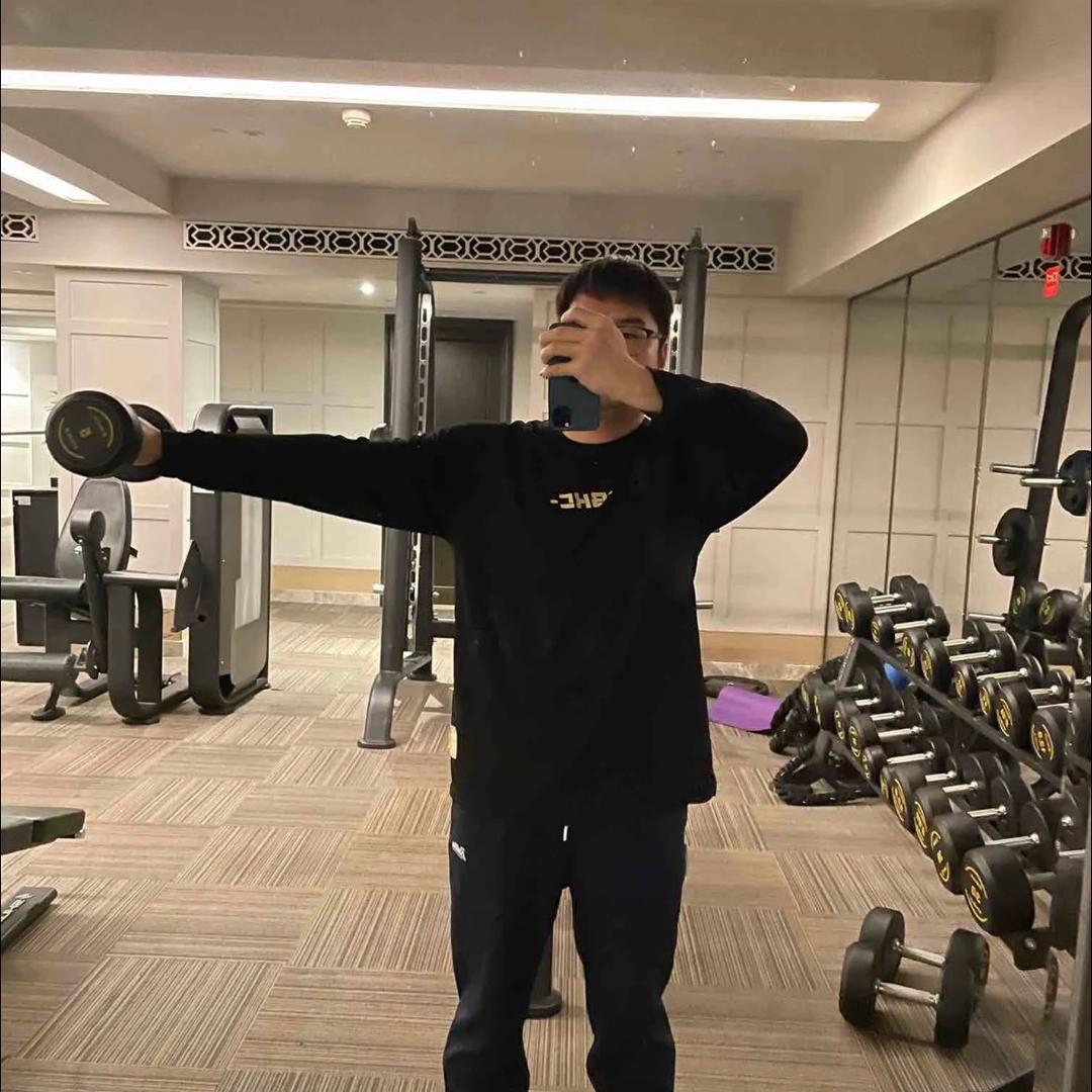 阿威有点壮